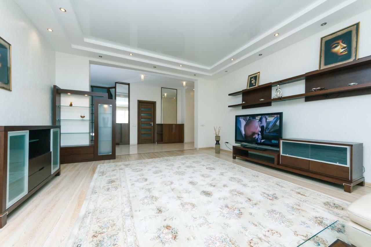 3 Комнатные Апартаменты В Центре Печерска Kiev Ngoại thất bức ảnh